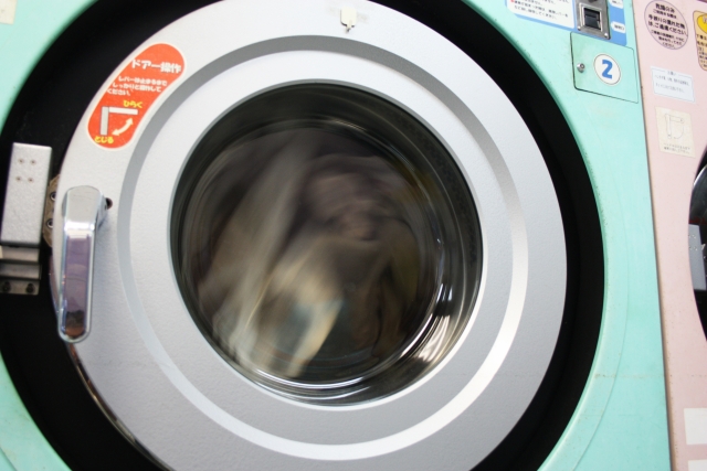 洗濯中の業務用ドラム式洗濯乾燥機