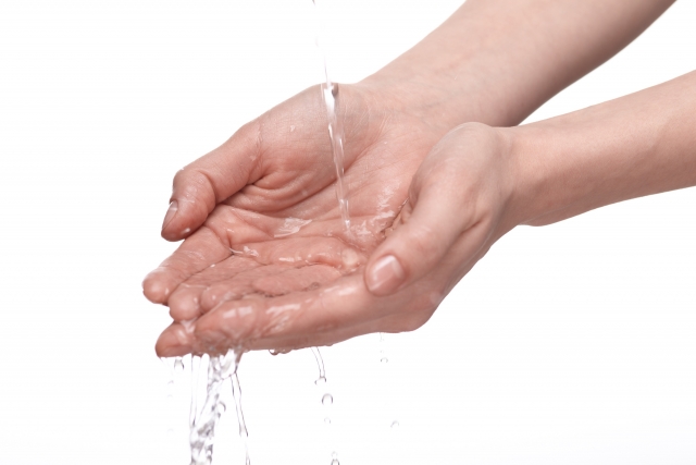 手のひらを水で洗う